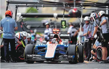  ?? FOTO: AFP ?? „ Ich weiß, das Team gibt alles“: Pascal Wehrlein mag die Grenzen seines Manor- Racing- Rennstalls kennen – er kennt auch dessen Leidenscha­ft.