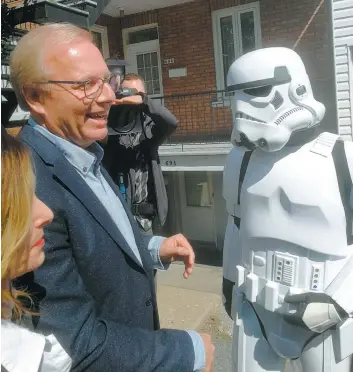  ?? PHOTO PATRICK BELLEROSE ?? Jean-françois Lisée, qui se plaît à répéter que son adversaire François Legault « est passé du côté sombre de la force » en devenant fédéralist­e, a rencontré dimanche à Québec un soldat de La Guerre des étoiles.