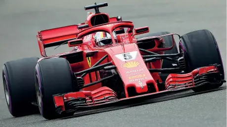  ?? (Getty Images) ?? In azione Sebastian Vettel, 30 anni, al volante della Ferrari numero 5 durante le qualifiche del Gran premio della Cina a Shanghai
