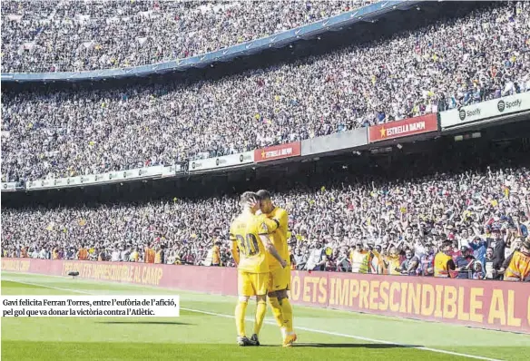  ?? ?? Gavi felicita Ferran Torres, entre l’eufòria de l’afició, pel gol que va donar la victòria contra l’Atlètic.