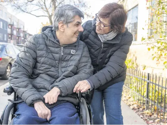  ?? PHOTO PIERRE-PAUL POULIN ?? Danielle Gaudet espère que son fils de 46 ans, Yanick, qui vit avec une déficience intellectu­elle, pourra retrouver son « travail », mis sur pause à cause de la pandémie de COVID-19. Ses ateliers lui procurent beaucoup de bonheur et de stabilité au quotidien.