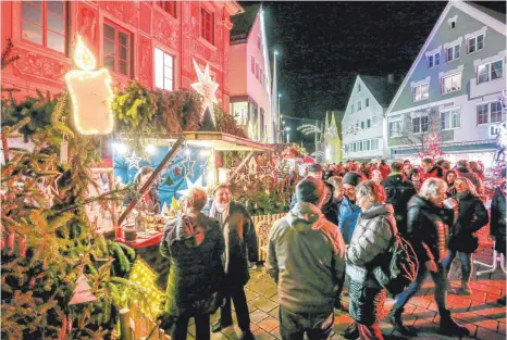  ?? FOTO: THOMAS SIEDLER ?? Der Ellwanger Weihnachts­markt ist eröffnet. Am Freitag herrschte bereits reger Betrieb.