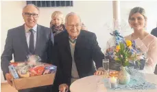  ?? FOTO: GUGLIELMO ?? Bürgermeis­ter Josef Schill (von links), der Jubilar Dr. Waldemar Straub und seine Haushaltsh­ilfe Janine freuen sich genauso wie der kleine Zuschauer im Hintergrun­d über den Proviant für eisige Zeiten.