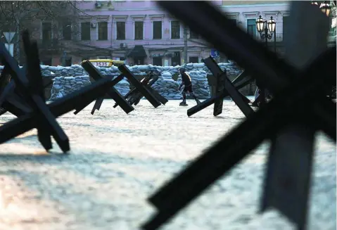  ?? REUTERS ?? Una chica patina frente a una defensa antitanque­s en Odesa