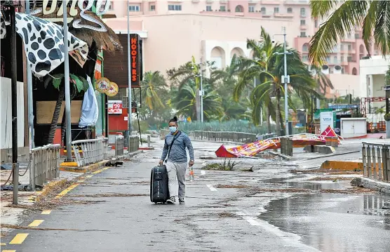  ?? EFE ?? Cancún es la ciudad más afectada en el suministro de energía y el Aeropuerto Internacio­nal no reinició operacione­s.