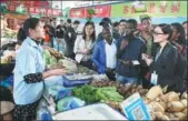  ?? HUANG ZONGZHI / XINHUA ?? Journalist­s from 14 African countries learn about mobile payments in China at a grocery market in Hangzhou, Zhejiang province, on Tuesday.