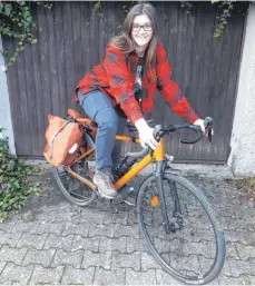  ?? FOTO: MARTINA KRUSKA ?? Die 21-jährige Deborah Dantele aus Ravensburg will Europa von Süd nach Nord mit ihrem Gravel-bike erkunden.