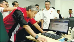  ??  ?? Ahmad Zahid and Liow being briefed on operation procedures at the Bukit Kayu Hitam Immigratio­n, Customs, Quarantine and Security Complex yesterday.