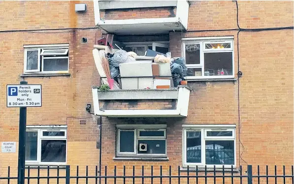  ?? Foto: Manfred Grübl ?? „Allein die Dinge, die sich im Laufe eines Lebens ansammeln!“: Das Foto, das in London entstand, macht Platzprobl­eme sichtbar, die unsere Gesellscha­ften generieren. Aber sich von Dingen und Hausrat zu trennen ist nicht immer einfach.