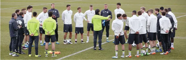  ?? Foto: dpa/Christian Charisius ?? Erstmals in diesem Jahr kann Bundestrai­ner Joachim Löw (m.) mit der gesamten Nationalma­nnschaft trainieren und spielen.