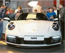  ?? Fotos: Andreas Schäfer ?? Interessie­rte Blicke zogen die beiden 911-Modelle auf sich, die im Pantherclu­b zu begutachte­n waren.