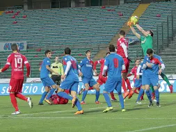  ??  ?? Padova I biancoscud­ati scaldano i motori in vista del derby del Menti