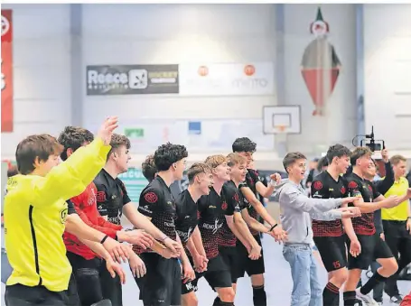  ?? FOTO: SUSANNE BREITHAUPT ?? Der GHTC-Nachwuchs feiert nach dem Sieg gegen Zehlendorf im kleinen Finale seinen dritten Platz bei der U18-Deutschen Meistersch­aft.