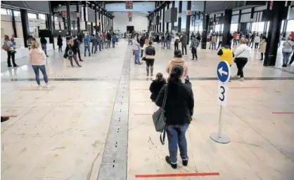  ?? Foto: Javier Bergasa ?? Fila de personas que esperan para hacerse la prueba PCR.