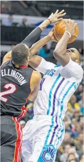  ?? NELL REDMOND/AP ?? Heat guard Wayne Ellington defends against Charlotte forward Michael Kidd-Gilchrist, right, on Thursday.