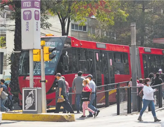  ?? ?? Las nuevas máquinas para recargar tarjetas del Metrobús tienen lectores de código QR para que los usuarios paguen desde su celular