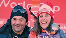  ??  ?? La valdostana Federica Brignone (26 anni, 3 vittorie in coppa del Mondo e un argento in gigante ai Mondiali 2011) con Alberto Tomba