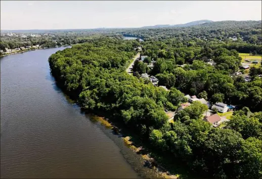  ?? Will Waldron / Times Union ?? Hudson riverfront property off 2nd Avenue is seen last week, right, where a 240-unit apartment project is planned in Troy. Opponents of the developmen­t are campaignin­g to get the Troy City Council to do a complete environmen­tal assessment.