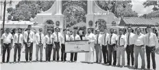  ??  ?? HIPS CEO Captain Ravi Jayawickre­me hands over donation to Ruhunu Kataragama Maha Devalaya Acting Basnayake Nilame Dilruwan Rajapakse in the presence of HIP team