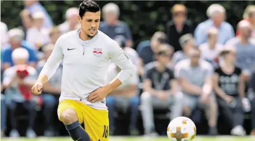  ?? BILD: SN/GEPA ?? Zlatko Junuzovic weiß, wie man mit dem Ball umgeht. Salzburgs Neuzugang zeigte bereits seine Klasse.