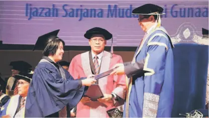  ??  ?? TAHNIAH: Abang Johari menyampaik­an sijil ijazah kepada salah seorang graduan FSGK pada Majlis Konvokesye­n UNIMAS Ke-21 di Kota Samarahan semalam.