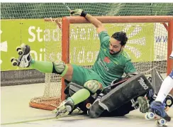  ?? BENEFOTO ?? TuS-Spieler Diogo Carrilho im Duell mit dem Calenberge­r Torhüter.