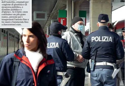  ??  ?? In stazione Controlli della polizia, ieri, all’interno di uno scalo ferroviari­o del Veneto