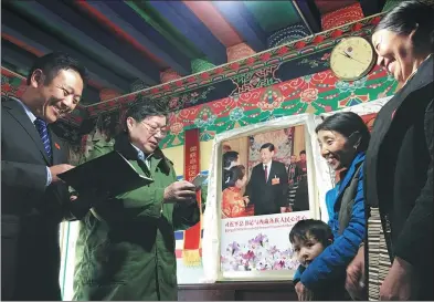  ?? CHANG CHUAN / FOR CHINA DAILY ?? Tibetan sisters Yangzom (first right) and Zhoigar listen to two government officials relaying an answer from President Xi Jinping to a letter the sisters wrote to him. The sisters live in Yumai in Lhunze county along the Himalayas’ foothills.