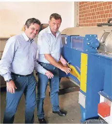  ?? FOTO: JÜRGEN KARSTEN ?? Karl-Heinz Kleinen mit seinem Patentanwa­lt Ulrich Dammertz (l.) an einer der von ihm entwickelt­en Maschinen.