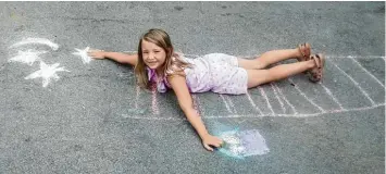  ??  ?? Veronika, 6 Jahre, aus Pforzen hat sich als „Sternenpfl­ückerin auf einer Leiter“gemalt.
