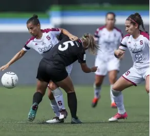  ?? JOSÉ CORDERO ?? Sporting FC le ganó al Saprissa FF el pasado 4 de octubre, en juego de la primera fase. Hoy es momento de definicion­es.