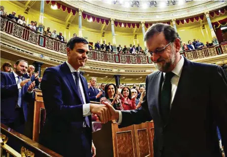  ?? (PIERRE-PHILIPPE MARCOU/POOL VIA REUTERS) ?? Le nouveau premier ministre espagnol, Pedro Sanchez (à gauche), et l’ancien, Mariano Rajoy, vendredi au parlement.