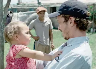  ?? ?? ESCENA. Una historia de dos padres jóvenes que transcurre en el interior profundo de Uruguay.