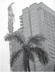  ?? JACK GRUBER, USA TODAY ?? A destroyed constructi­on crane in Miami on Sunday.