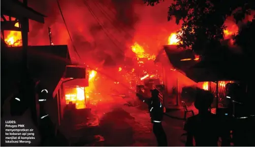  ??  ?? LUDES: Petugas PMK menyemprot­kan air ke kobaran api yang menjilat di kompleks lokalisasi Merong. DADANG FOR KALTENG POS