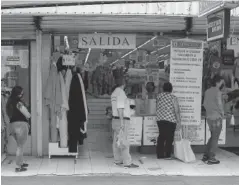  ?? FOTO: EL DEBATE ?? > Los comercios en el centro todavía no ven mejoría en cuanto a ventas.