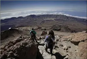  ??  ?? Le volcan du parc national de Teide offre une vue imprenable.