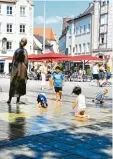  ??  ?? Der Manzù Brunnen am Königsplat­z ist beliebt bei Familien mit Kindern.