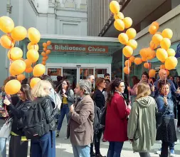  ??  ?? Impegno I palloncini lanciati in segno di vicinanza alle vittime di tratta