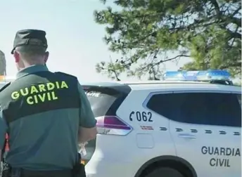  ?? EFE ?? Los agentes de la Guardia Civil continúan con las investigac­iones