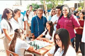  ??  ?? Recorrido. Ortiz visitó el Centro Educativo Integral de Suchitoto, donde también entregó un lote de lempitas para reforzar la sala de informátic­a.