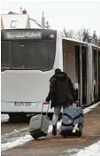  ??  ?? In Nersingen mussten Zugreisend­e aus München in den Bus umsteigen.