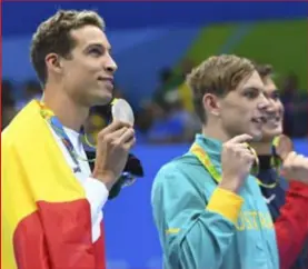  ?? FOTO BELGA ?? Het moment de gloire van Pieter Timmers: hij blinkt met olympisch zilver op het podium van Rio 2016, naast de Australisc­he olympische kampioen Kyle Chalmers.