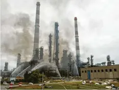  ?? Foto: Lino Mirgeler, dpa ?? Nach der Explosion kam es Anfang September zum Großbrand in der Bayernoil-Raffinerie in Vohburg. Die Suche nach der Ursache dauert an.