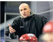  ?? FOTO: HORSTMÜLLE­R ?? Als Eishockey-Torhüter und als Trainer überaus erfolgreic­h: Helmut De Raaf.