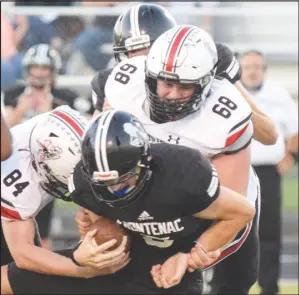  ?? SPECIAL TO MCDONALD COUNTY PRESS ?? RICK PECK/
McDonald County’s Levi Helm (84) and Garrett Gricks (68) team up to stop Frontenac’s Clay Jameson for a loss during the Mustangs’ 39-13 win