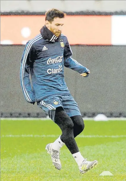  ?? FOTO: EFE ?? Leo Messi se entrena con Argentina para el partido amistoso en Melbourne ante Brasil, debut de Sampaoli en el banquillo albicelest­e