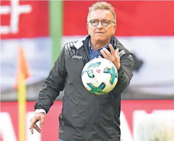  ?? FOTO: IMAGO ?? Auf Ballhöhe: Norbert Meier, in der Zeit während seines Engagement­s als Trainer in Kaiserslau­tern.