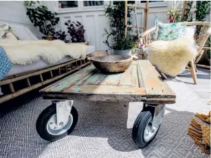  ?? ?? Bordet i loungehörn­an är en loppisfynd­ad dörr som fått praktiska ben av hjul.