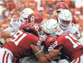  ?? KEVIN JAIRAJ/USA TODAY SPORTS ?? Dillon Faamatau (91), Caleb Kelly (19) and the rest of the Oklahoma defense will have a new defensive coordinato­r calling the shots.